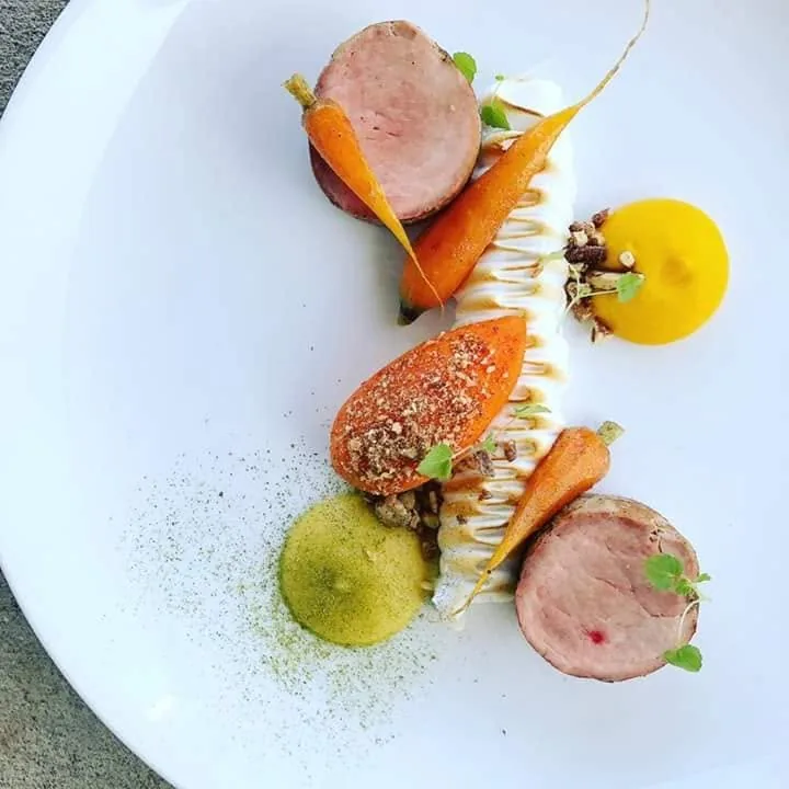 Médaillons de viande, carottes glacées et purées de légumes
