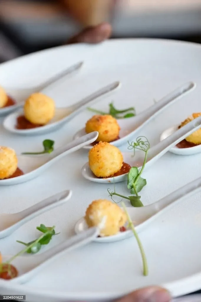 Cromesquis croustillants servis en cuillères pour un cocktail dînatoire